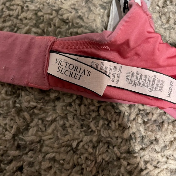 Victoria's Secret Lightly-Lined
Demi Bra 34DDD - Picture 5 of 6